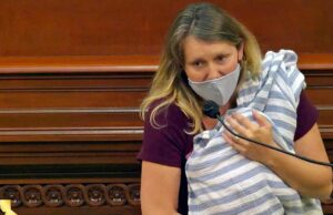 Γυναίκα βουλευτής ανέβηκε στο βήμα με το νεογέννητο μωρό της Γυναίκα-βουλευτής-ανέβηκε-στο-βήμα-με-το-νεογέννητο-μωρό-της