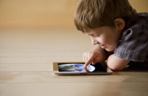 Εθισμός νέων στο διαδίκτυο: Πόσες ώρες την ημέρα μένουν «κολλημένοι» στις οθόνες Οι-οθόνες-«σκοτώνουν»-τις-σχολικές-επιδόσεις-των-μαθητών