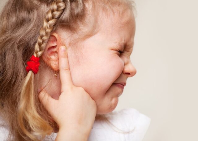 Πόνος-στο-αυτί-του-παιδιού:-Που-οφείλεται-και-τι-μπορούν-να-κάνουν-οι-γονείς;
