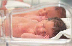 Δίδυμες έφεραν στον κόσμο τα αγοράκια τους την ίδια μέρα στο ίδιο νοσοκομείο! Δίδυμες-έφεραν-στον-κόσμο-τα-αγοράκια-τους-την-ίδια-μέρα-στο-ίδιο-νοσοκομείο!