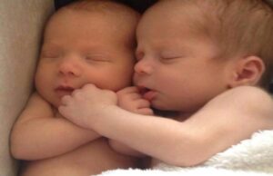 Διδυμάκια 5 μηνών κοιμούνται μόνο αγκαλιά: «η σχέση τους είναι μοναδική!» Διδυμάκια-5-μηνών-κοιμούνται-μόνο-αγκαλιά:-«η-σχέση-τους-είναι-μοναδική!»