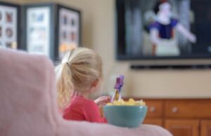 Παιδί: Τρώει πάντα μπροστά στην οθόνη. Πώς θα το κόψει; Παιδί:-Τρώει-πάντα-μπροστά-στην-οθόνη.-Πώς-θα-το-κόψει;