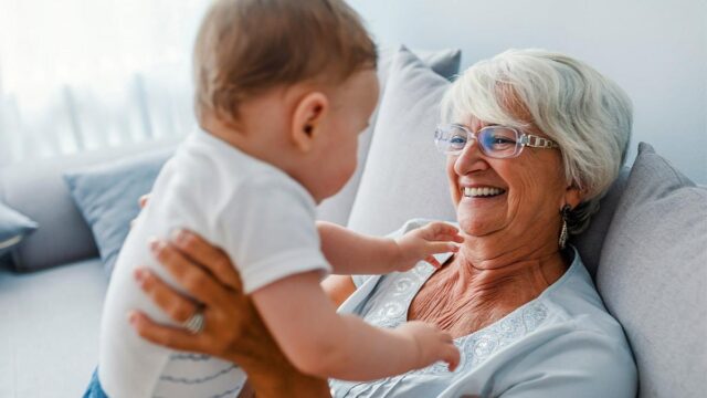 «Η-γιαγιά-είναι-ο-μεγαλύτερος-θησαυρός-στη-ζωή-ενός-παιδιού»