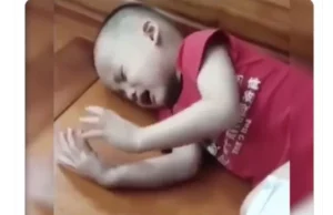 Νήπιο κοιμάται και «σκρολάρει» κλαίγοντας στον ύπνο του – Βίντεο που προβληματίζει