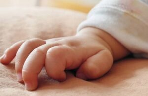 Στο Μακάρειο βρέφος μετά από πτώση από τα χέρια του αδελφού του