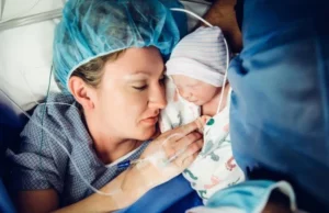 Μαμάδες αντικρίζουν τα μωρά τους για πρώτη φορά!