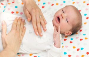 Πώς να βοηθήσετε το μωρό σας όταν υποφέρει από κολικούς