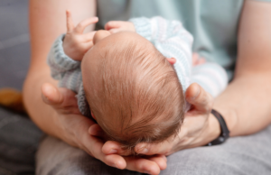 Κατέθεσε η οικογένεια του 5μηνου βρέφους – Τι είναι το shaken baby syndrome