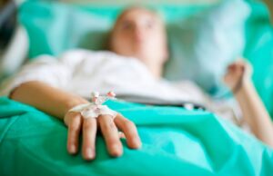 Ελλάδα: Μάχη για τη ζωή του δίνει 9χρονος που ήπιε καυστικό υγρό – «Νόμιζε ήταν νερό»