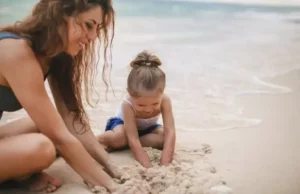 Πριν πάτε με το παιδί στη θάλασσα, διαβάστε τι να προσέχετε, σύμφωνα με τους παιδιάτρους