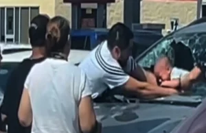 ΗΠΑ: Γονείς ξέχασαν το παιδί τους στο αμάξι και ο πατέρας έσπασε το παρμπρίζ για να το σώσει