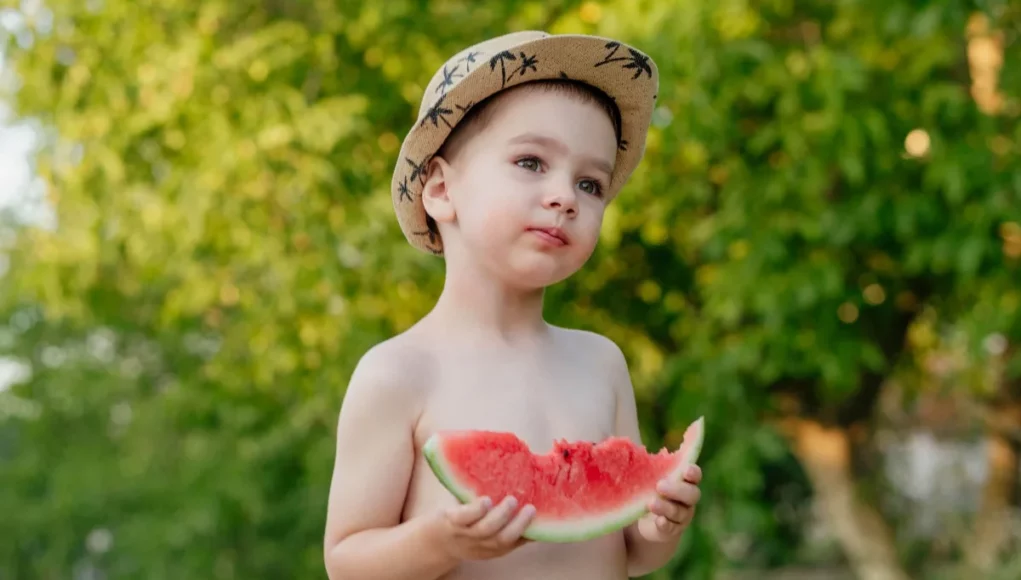 Καύσωνας: Φρούτα που είναι πλούσια σε νερό και κρατούν ενυδατωμένα τα παιδιά