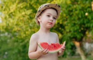 Καύσωνας: Φρούτα που είναι πλούσια σε νερό και κρατούν ενυδατωμένα τα παιδιά