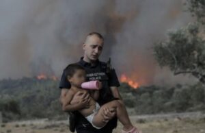 Συγκλονιστικές στιγμές στην Ελλάδα-Αστυνομικός έσωσε ένα παιδί από τις φλόγες