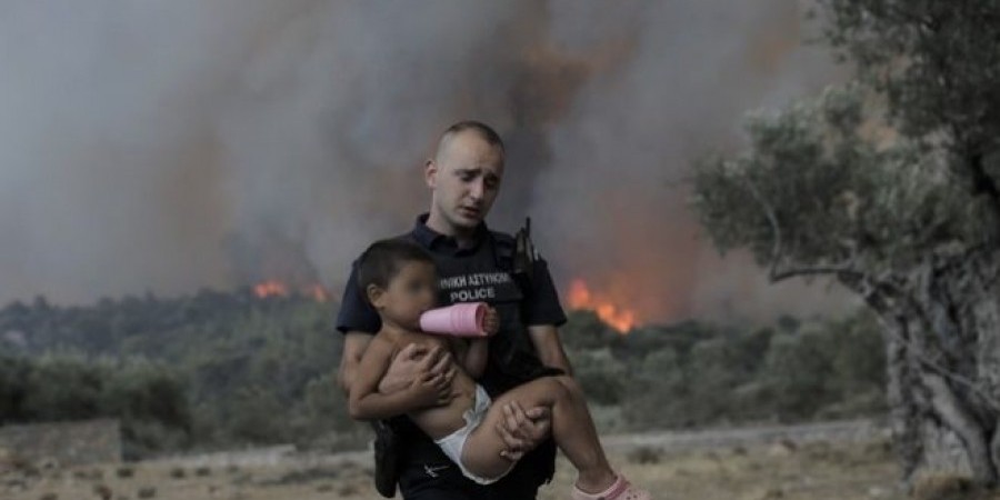 Συγκλονιστικές στιγμές στην Ελλάδα-Αστυνομικός έσωσε ένα παιδί από τις φλόγες