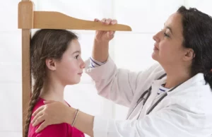 Εφηβεία: Πότε σταματούν να ψηλώνουν τα κορίτσια – Τα ορόσημα της ανάπτυξης