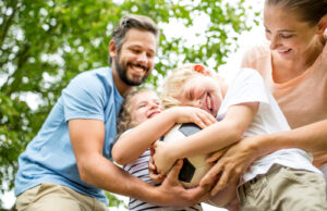 Οικογενειακά παιχνίδια: Πώς ωφελούν τα παιδιά;