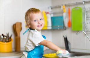 Παιδί και δουλειές του σπιτιού: Το αναπάντεχο μυστικό της ευτυχίας και της επιτυχίας