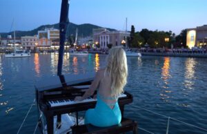 Πιανίστρια παίζει τον «Ζορμπά» στη μέση του Αιγαίου και οι Μυτιληνιοί χορεύουν συρτάκι!