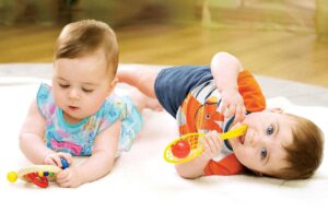 Πώς θα ενθαρρύνετε το μωρό σας να γυρίσει, να μπουσουλήσει, να περπατήσει