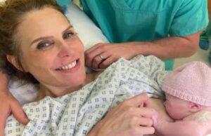 Μαμά έμεινε έγκυος στα 50 μετά από 10 χρόνια προσπαθειών και πολλές αποβολές