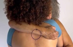 Μαμά και κόρη έκαναν παρόμοια τατουάζ που ενώνονται όταν αγκαλιάζονται!