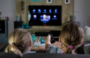 Παιδιά: Πώς η πολλή τηλεοράση βλάπτει την υγεία τους