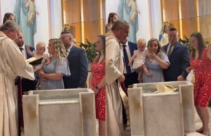VIRAL: Μωρό πέταξε την Βίβλο στην κολυμπήθρα ενώ το βάπτιζαν