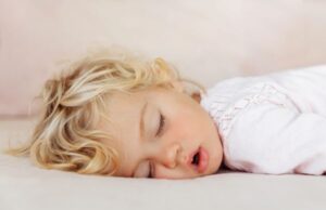 Πώς η σταθερή ώρα ύπνου επηρεάζει τη συμπεριφορά των παιδιών