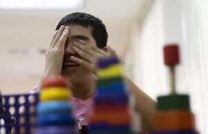 Λεμεσός: Γολγοθάς για 10χρονο με αυτισμό, παράνομο μπαρ κάτω από το σπίτι του