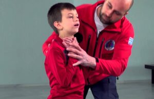 Πώς να σώσετε ένα παιδάκι, αν “κάτσει” κάτι στο λαιμό του;