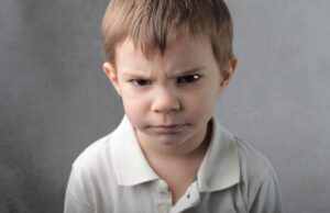 Τα επιθετικά παιδιά χρειάζονται ειδικές παρεμβάσεις με επίκεντρο τους γονείς, υποστηρίζει η κλινική παιδοψυχολόγος Emily Robertson