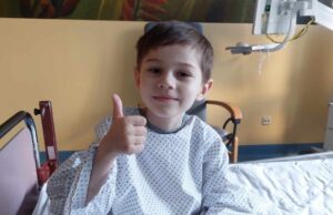 Χαμογελαστός ο μικρός Νικόλας πριν το χειρουργείο – Ακολουθεί πειραματική θεραπεία και επιστρέφει