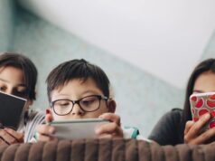 AI βίντεο: όσα πρέπει να ξέρουν οι γονείς πριν αφήσουν το παιδί να δει YouTube