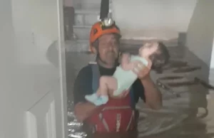 Κακοκαιρία «Daniel» – Βίντεο: Άντρας της ΕΜΑΚ βγάζει βρέφος από πλημμυρισμένο σπίτι στη Θεσσαλία