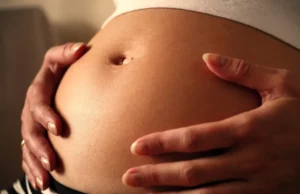 Ελλάδα: Μια 13χρονη είχε πόνους στην κοιλιά και γέννησε στην τουαλέτα επειδή δεν γνώριζε ότι είναι έγκυος