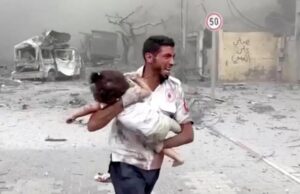 Η φωτογραφία της μέρας: γιατρός προσπαθεί να σώσει μωράκι στη Γάζα