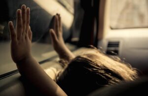 Χαλκίδα: κλείδωσαν 4χρονη σε αυτοκίνητο με κλειστά παράθυρα