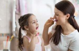 Παιδιά: 4 βασικές συμπεριφορές που μαθαίνουν από εμάς