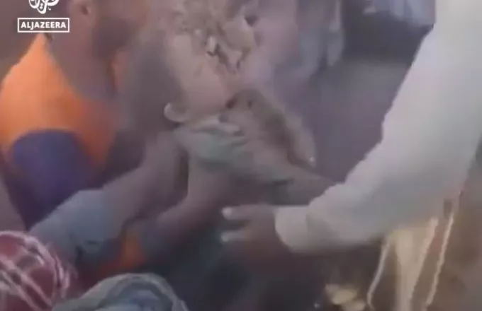 Δραματικό βίντεο: Μωρό εντοπίζεται ζωντανό κάτω από τόνους πέτρες στο Αφγανιστάν – Το έχει αγκαλιά η νεκρή μητέρα του
