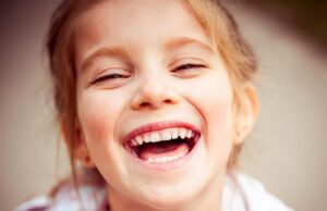 7 μαγικές φράσεις που τονώνουν την αυτοπεποίθηση του παιδιού