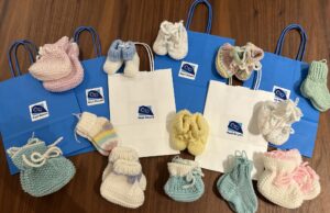 Ο σύνδεσμος “Μωρά Θαύματα” χάρισε χειροποιήτα πλεκτά αγγελάκια, παπουτσάκια και οχταποδάκια στα προωράκια