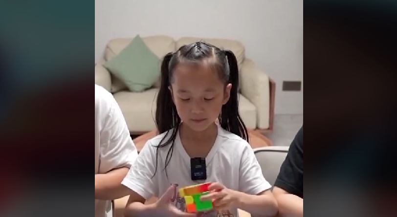 Εξάχρονη κατάφερε να λύσει τον κύβο Rubik σε λιγότερο από 6 δευτερόλεπτα