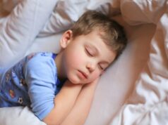 Ρουτίνα ύπνου μετά τις διακοπές: πώς να προσαρμοστούν τα παιδιά χωρίς γκρίνια