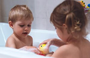 Πότε πρέπει να σταματήσουν να κάνουν μπάνιο μαζί τα παιδιά μου;