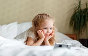 Οι οθόνες αλλάζουν τον παιδικό εγκέφαλο – Τι δείχνει νέα μελέτη