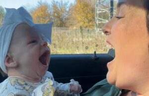 Νεογέννητο ξεκαρδίζεται στα γέλια κάθε φορά που του τραγουδάει η μαμά του