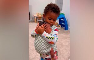 Αξιολάτρευτος 3χρονος κοιμίζει τη νεογέννητη αδερφή του στον μάρσιπο