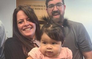 Ζευγάρι βρήκε εγκαταλελειμμένο μωράκι στο δρόμο και το υιοθέτησε!