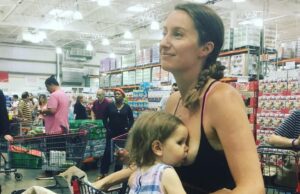 Το μήνυμα μιας μαμάς που δεν διστάζει να θηλάσει δημόσια